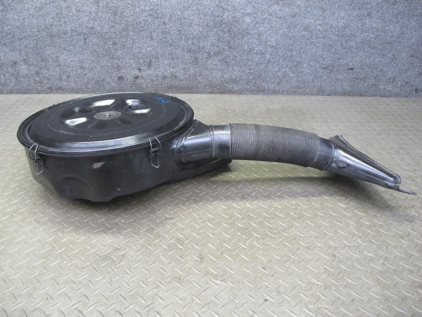 82-85 Mercedes W123 300D Air Intake Cleaner Filter Box w Pipe Line OEM