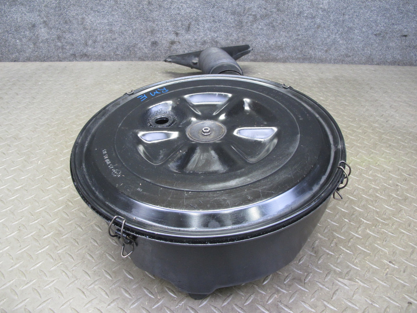 82-85 Mercedes W123 300D Air Intake Cleaner Filter Box w Pipe Line OEM