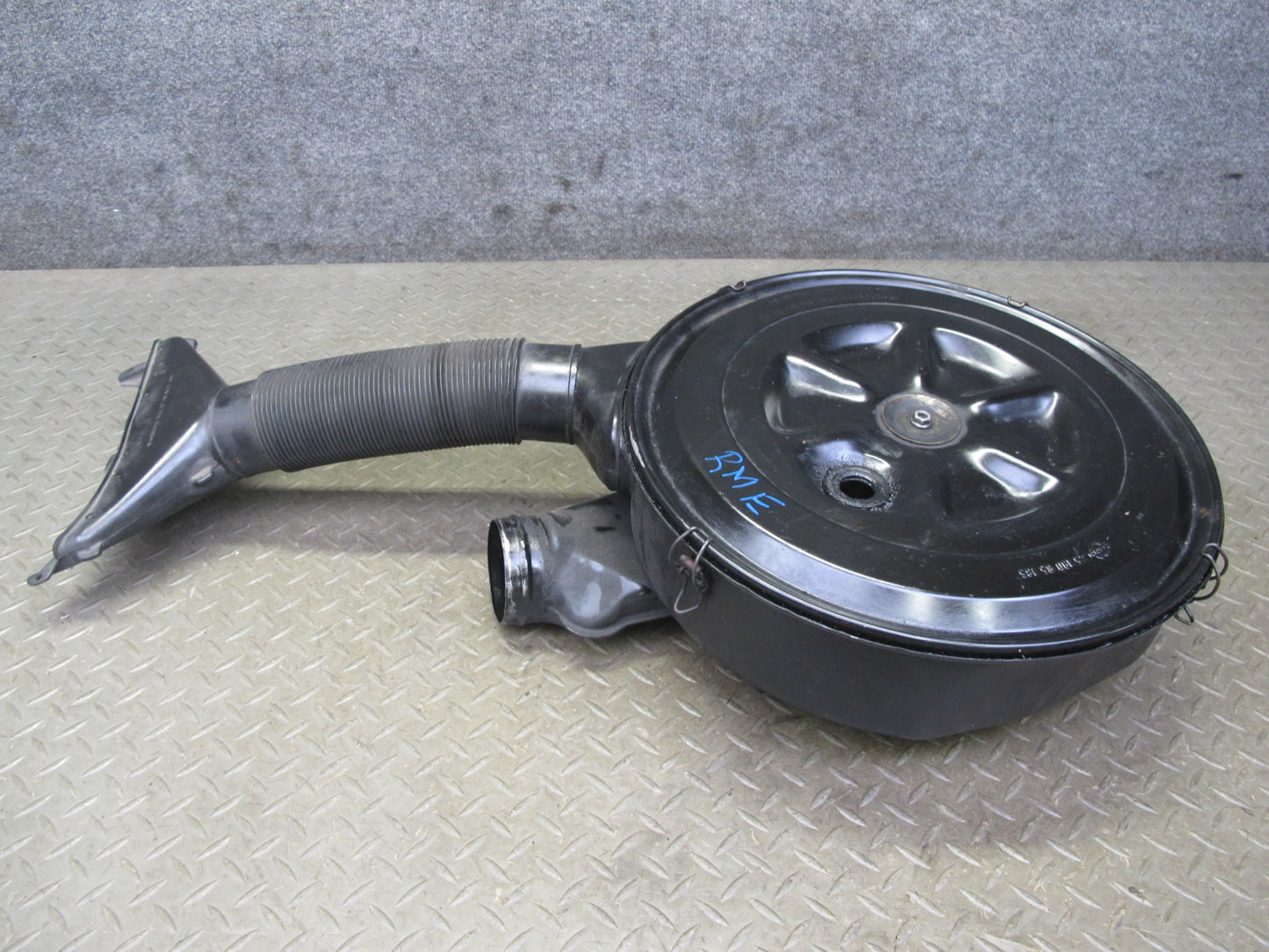 82-85 Mercedes W123 300D Air Intake Cleaner Filter Box w Pipe Line OEM