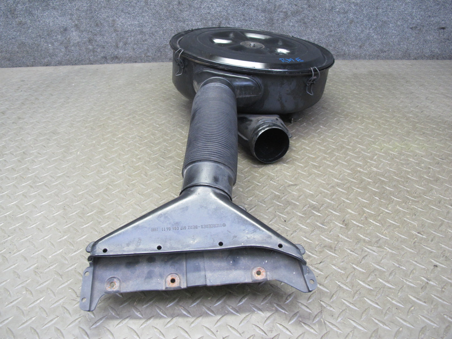 82-85 Mercedes W123 300D Air Intake Cleaner Filter Box w Pipe Line OEM