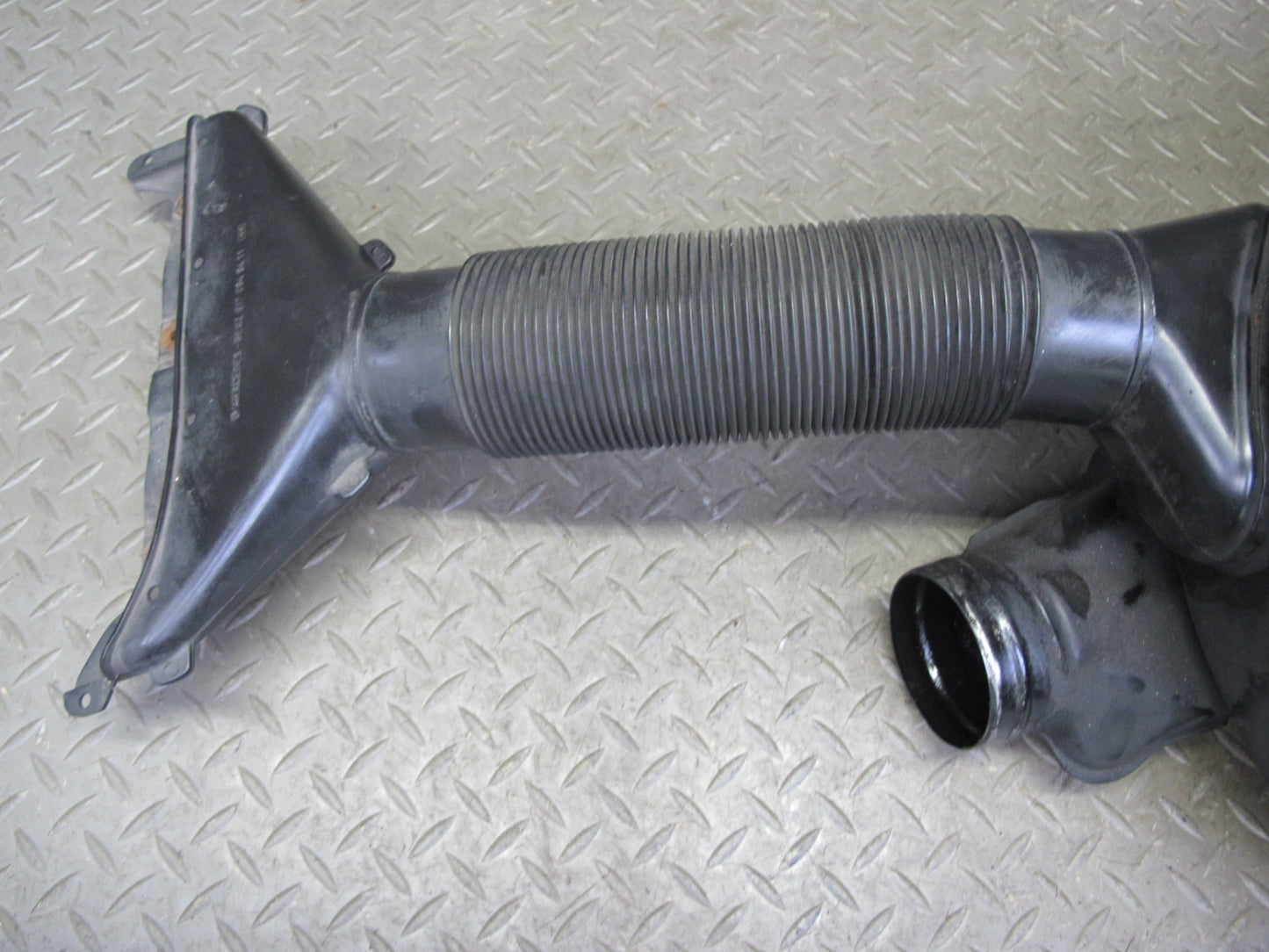 82-85 Mercedes W123 300D Air Intake Cleaner Filter Box w Pipe Line OEM