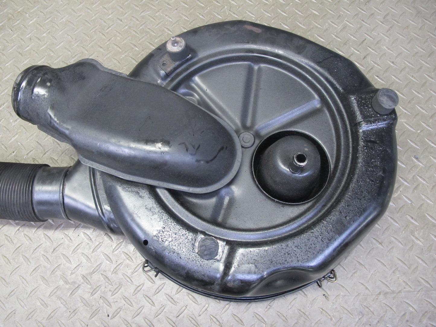 82-85 Mercedes W123 300D Air Intake Cleaner Filter Box w Pipe Line OEM