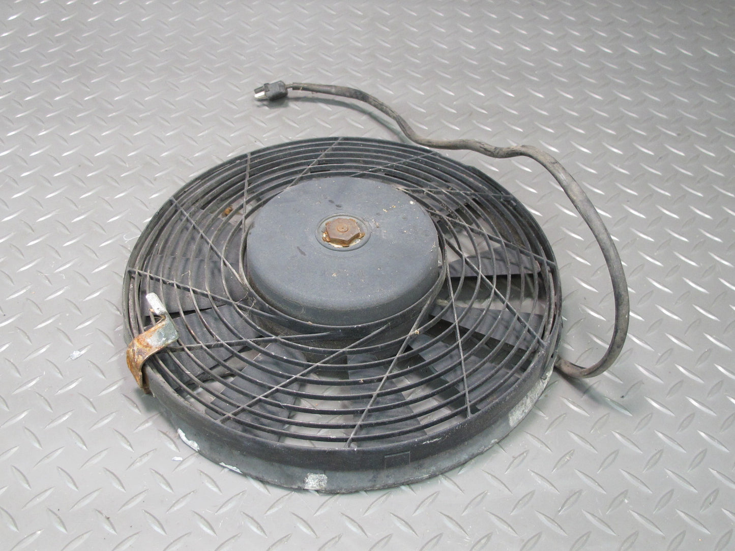 81-85 Mercedes W123 300D Engine Auxiliary AUX Cooling Fan w Blade 0005004893 OEM