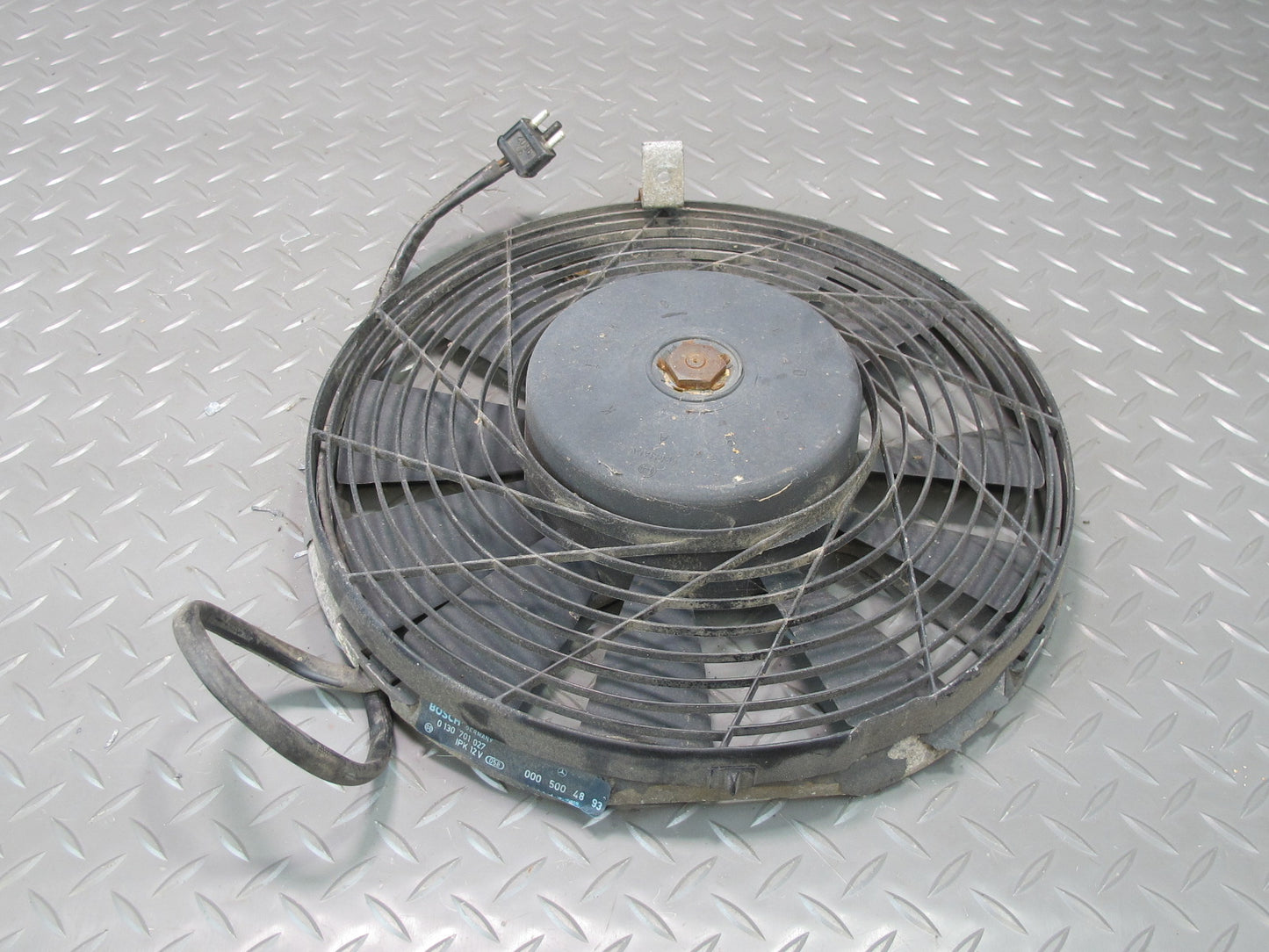 81-85 Mercedes W123 300D Engine Auxiliary AUX Cooling Fan w Blade 0005004893 OEM