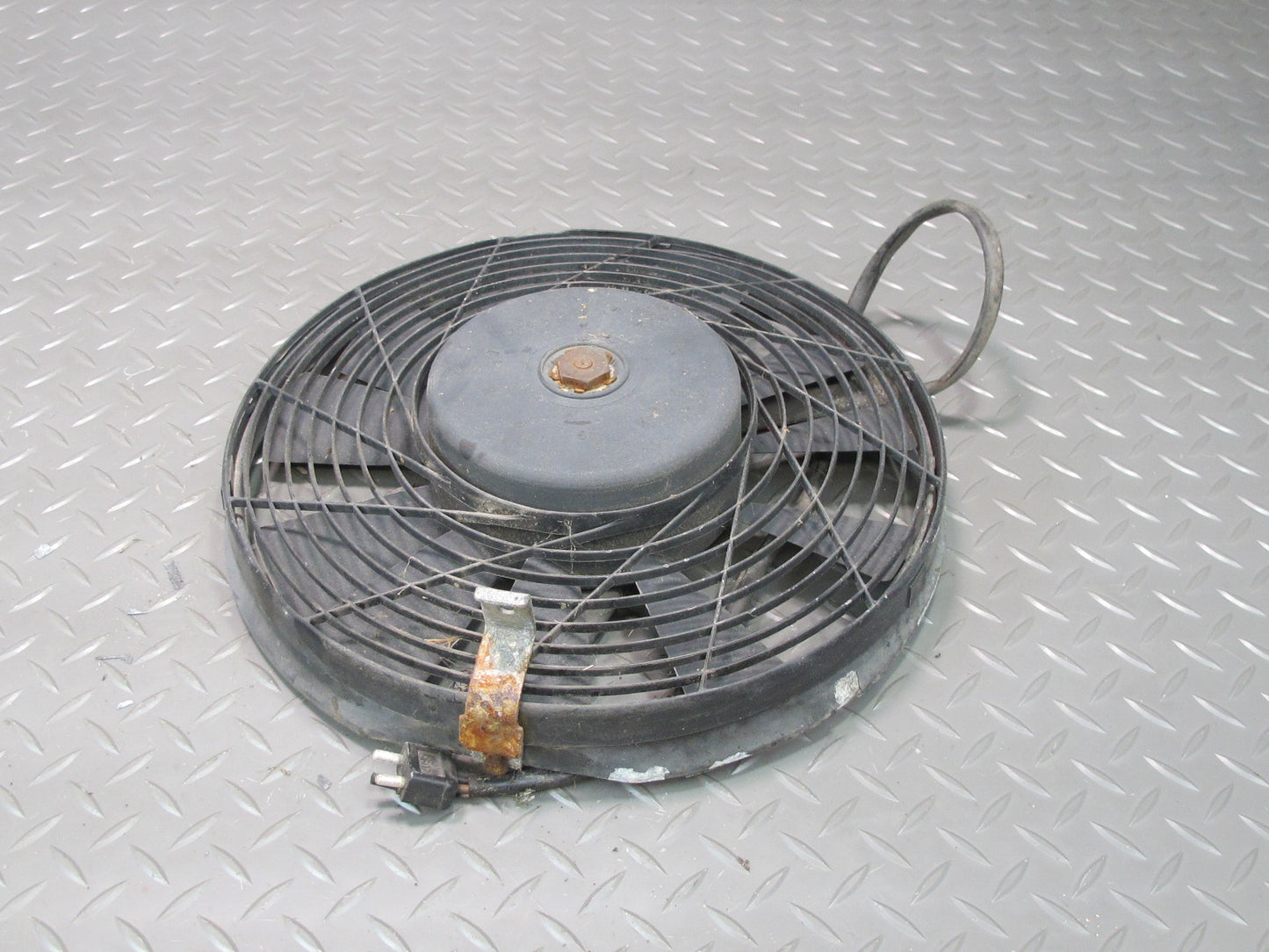 81-85 Mercedes W123 300D Engine Auxiliary AUX Cooling Fan w Blade 0005004893 OEM