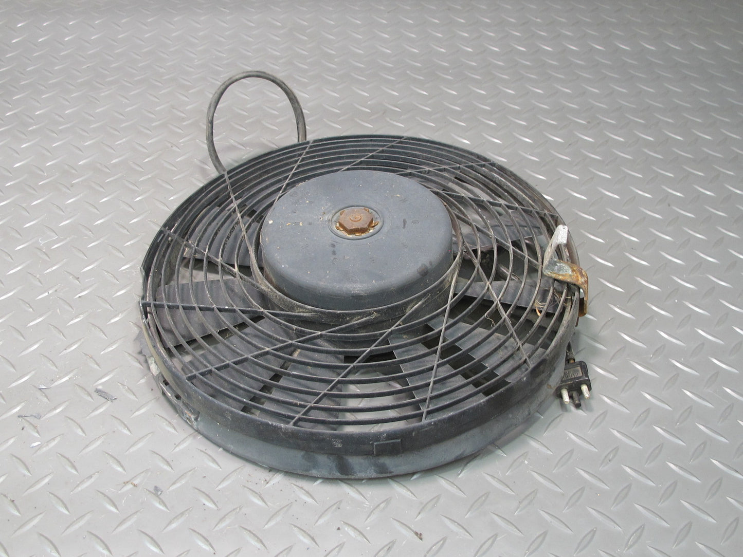 81-85 Mercedes W123 300D Engine Auxiliary AUX Cooling Fan w Blade 0005004893 OEM