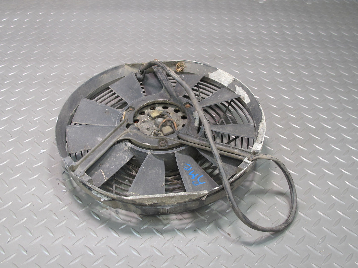 81-85 Mercedes W123 300D Engine Auxiliary AUX Cooling Fan w Blade 0005004893 OEM