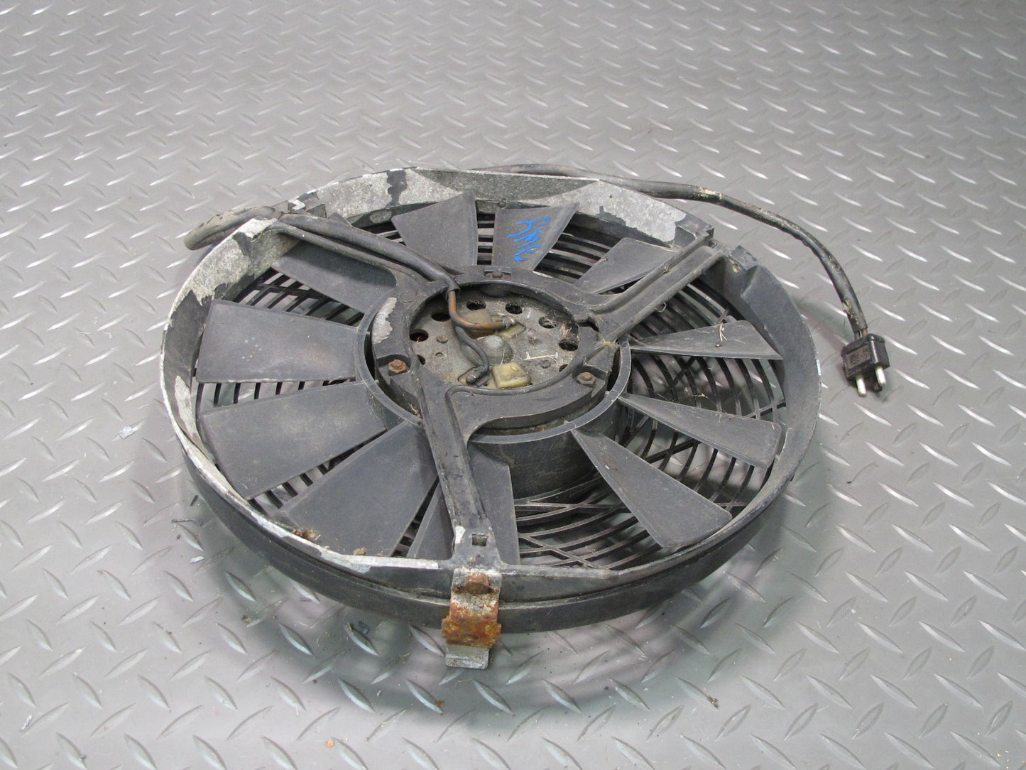 81-85 Mercedes W123 300D Engine Auxiliary AUX Cooling Fan w Blade 0005004893 OEM