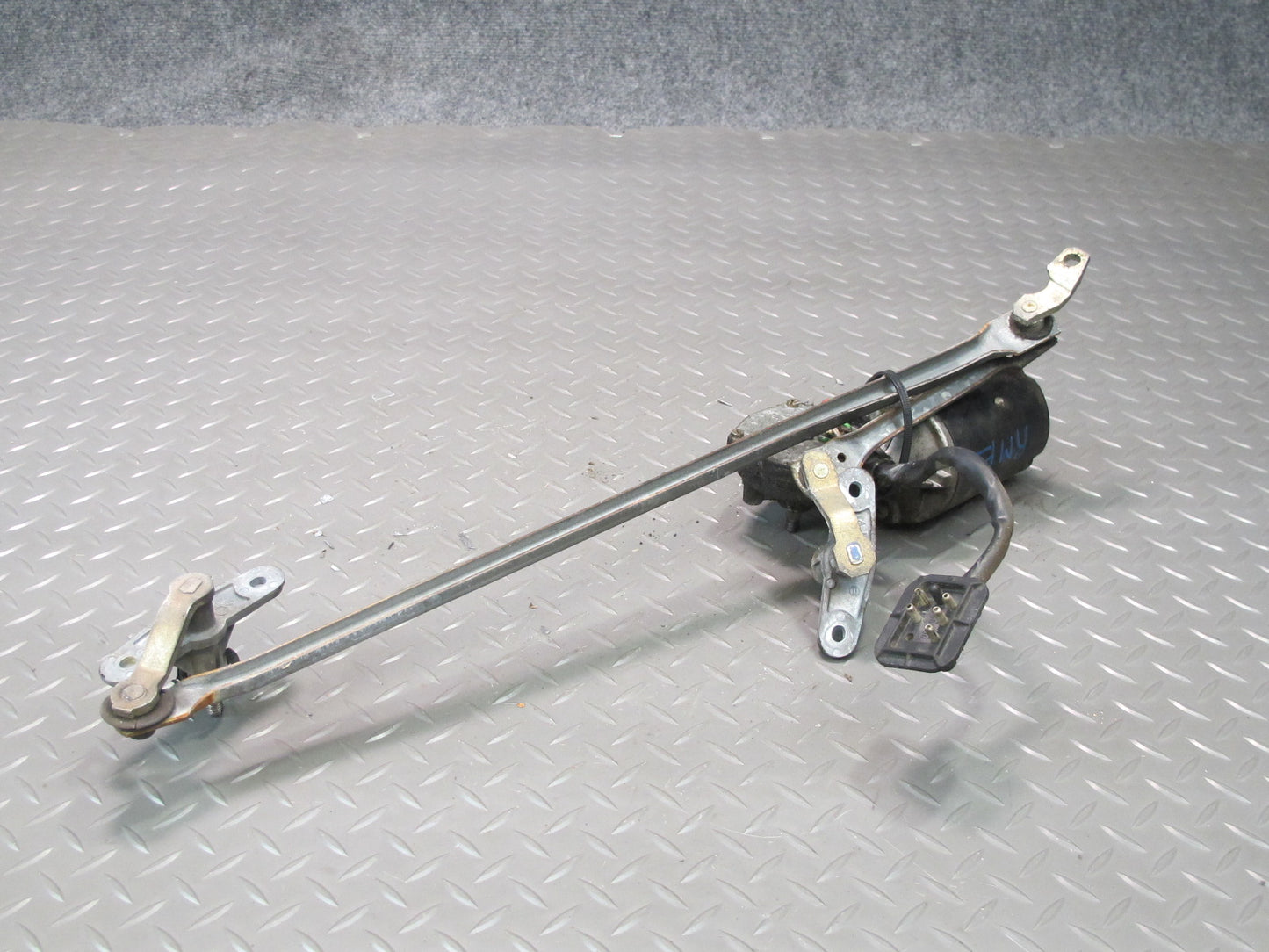 77-85 Mercedes W123 300D Windshield Wiper Transmission Linkage w Motor OEM