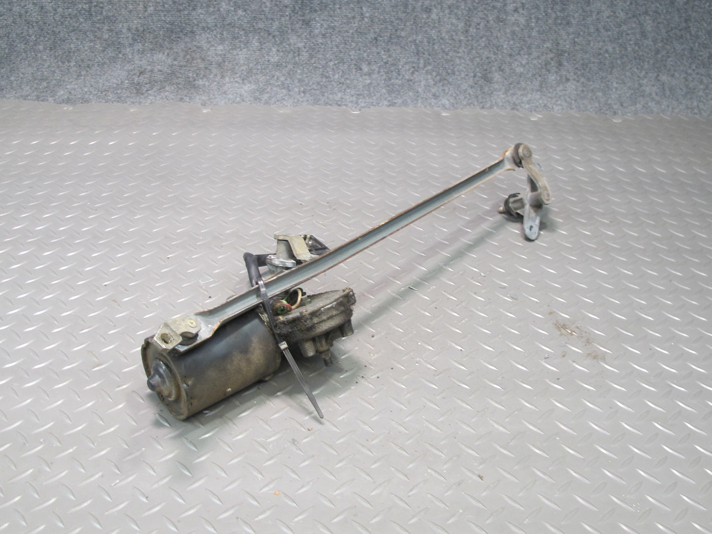 77-85 Mercedes W123 300D Windshield Wiper Transmission Linkage w Motor OEM