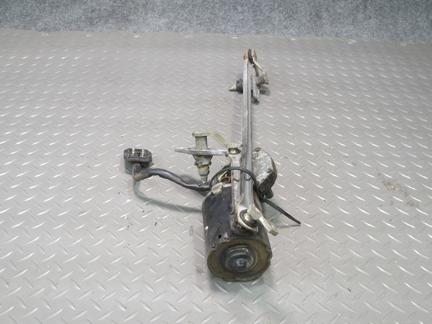 77-85 Mercedes W123 300D Windshield Wiper Transmission Linkage w Motor OEM