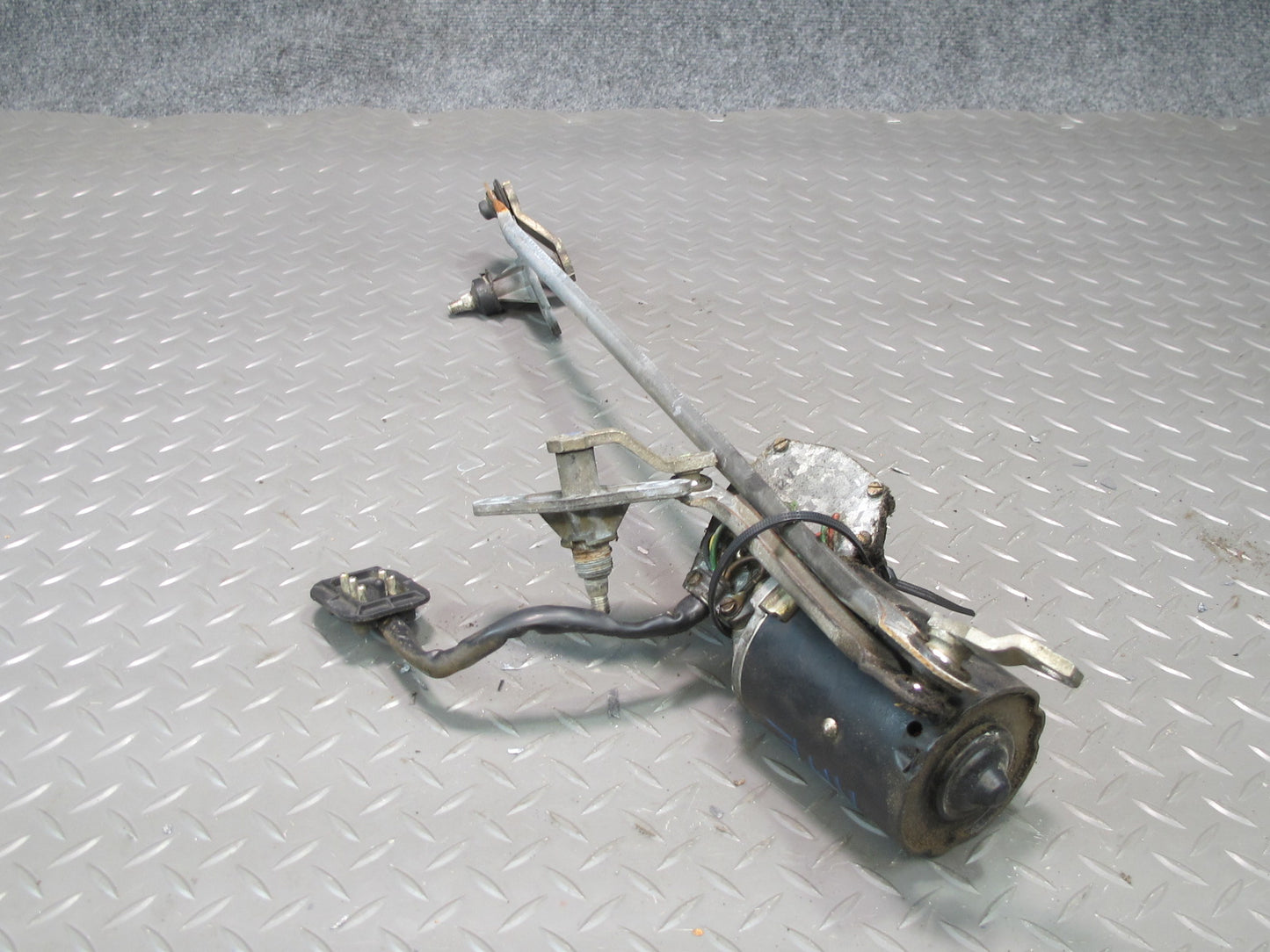 77-85 Mercedes W123 300D Windshield Wiper Transmission Linkage w Motor OEM