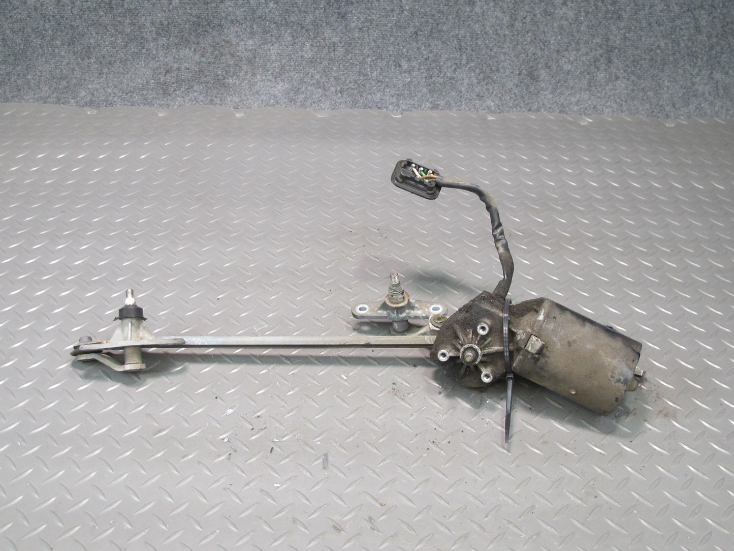 77-85 Mercedes W123 300D Windshield Wiper Transmission Linkage w Motor OEM