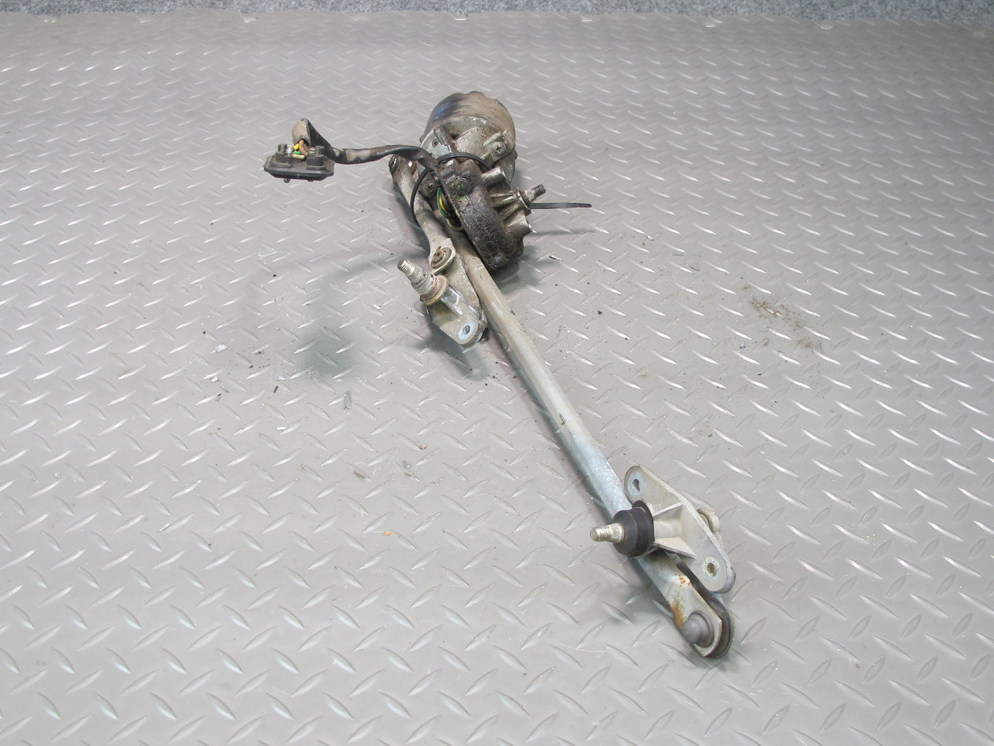 77-85 Mercedes W123 300D Windshield Wiper Transmission Linkage w Motor OEM
