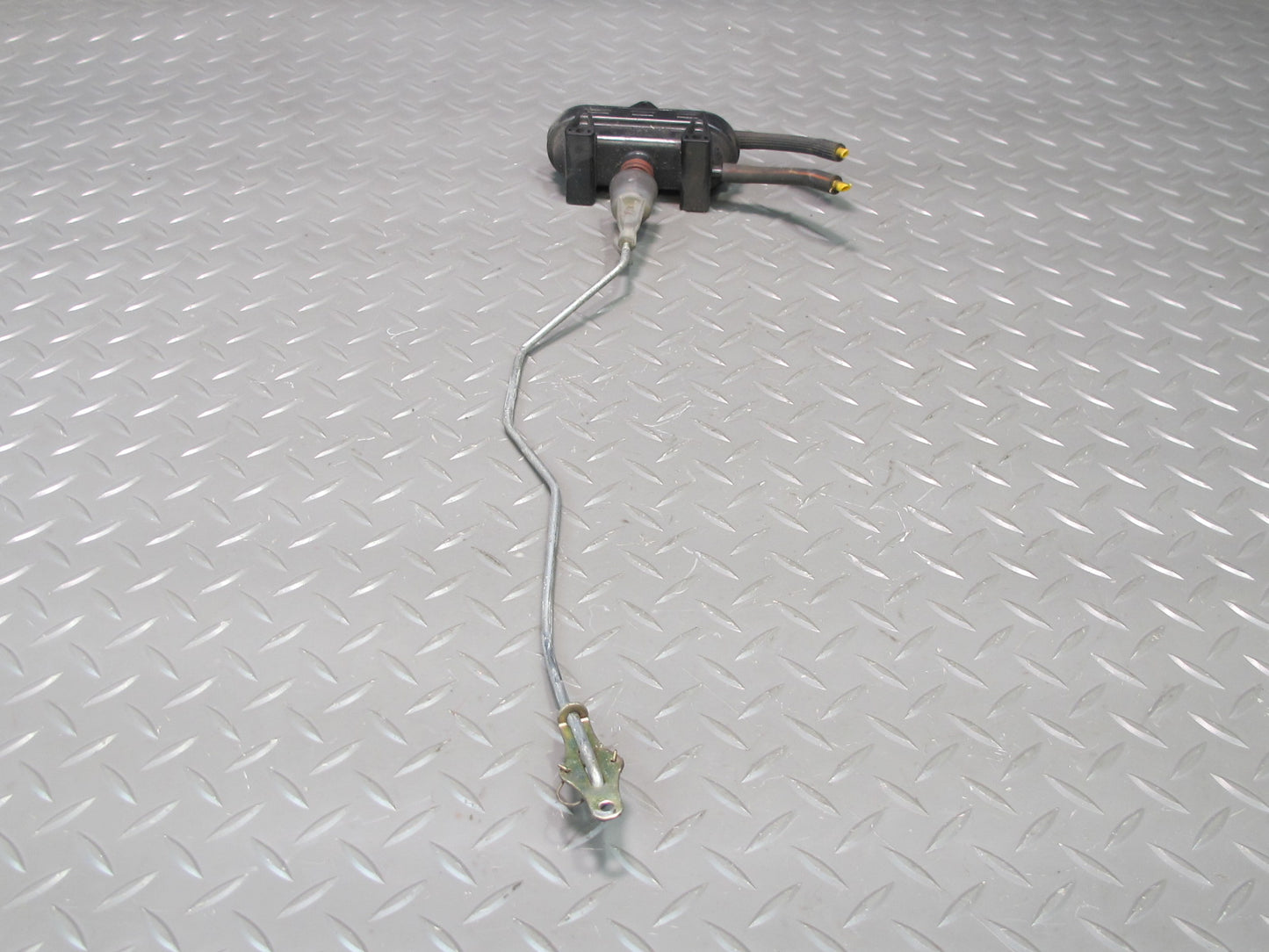 75-85 Mercedes W123 300D Rear Left Door Lock Vacuum Actuator OEM