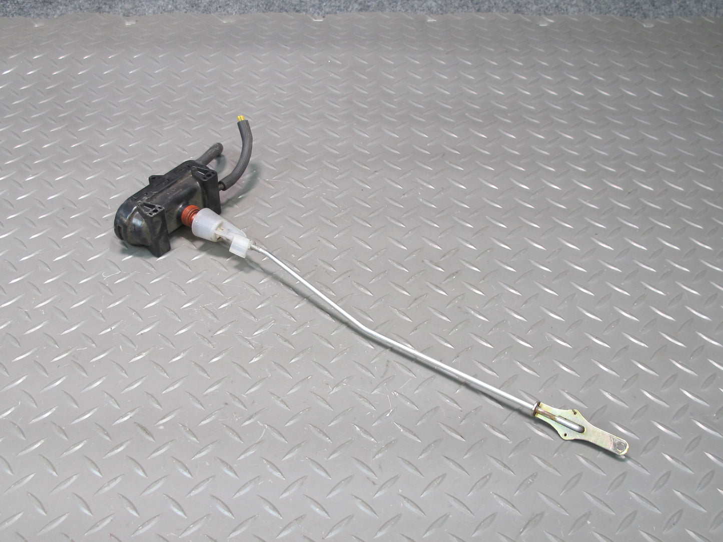 75-85 Mercedes W123 300D Front Right Door Lock Vacuum Actuator OEM