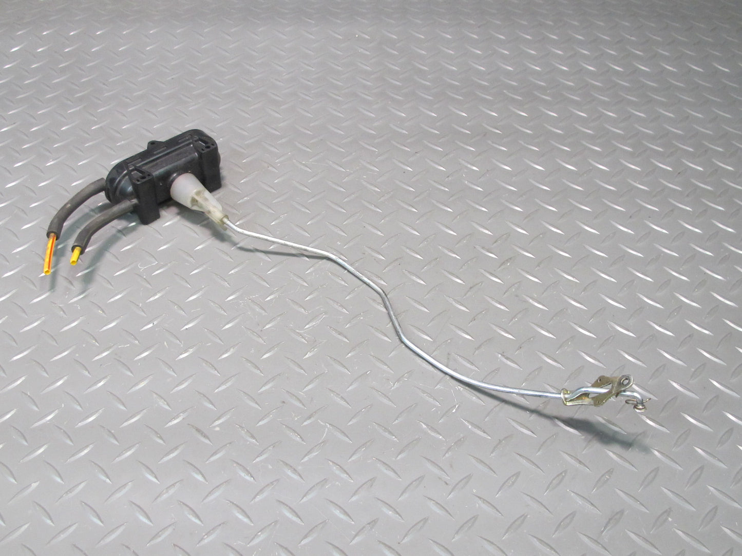 75-85 Mercedes W123 300D Rear Right Door Lock Vacuum Actuator OEM