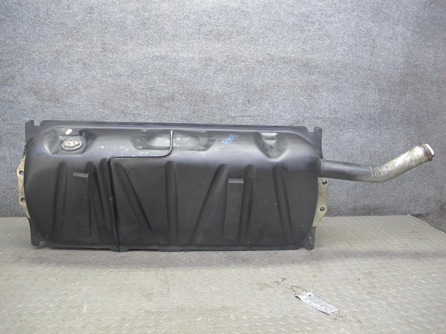 82-85 Mercedes W123 300D Diesel Sedan Fuel Tank Unit w Cap OEM
