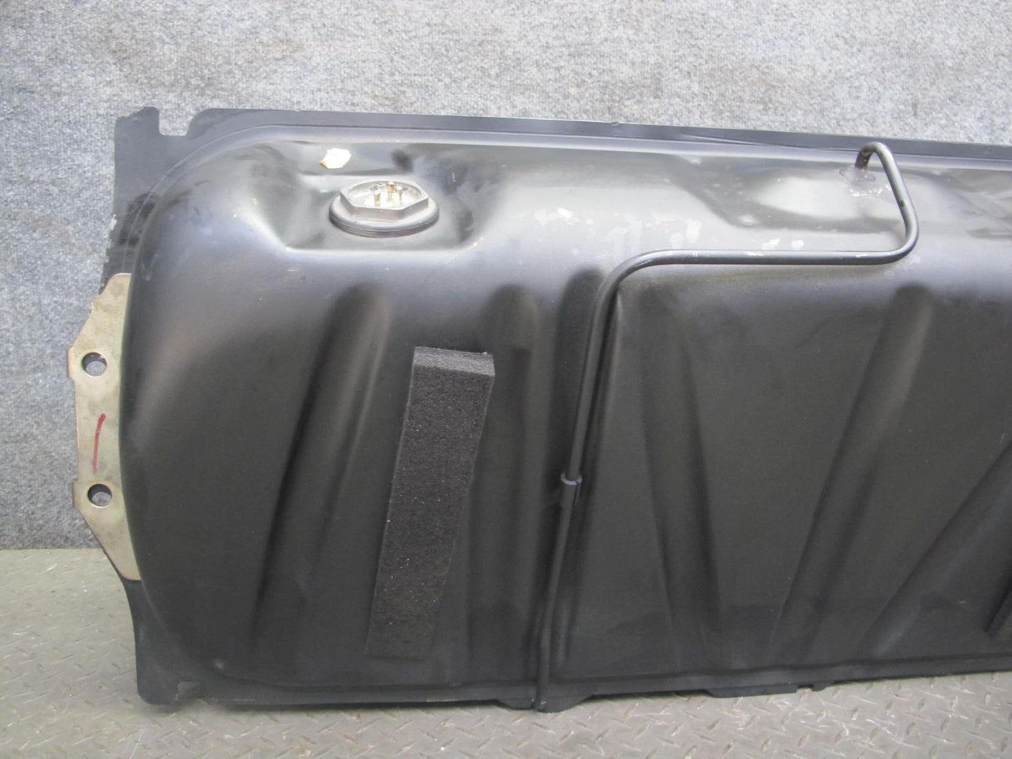 82-85 Mercedes W123 300D Diesel Sedan Fuel Tank Unit w Cap OEM