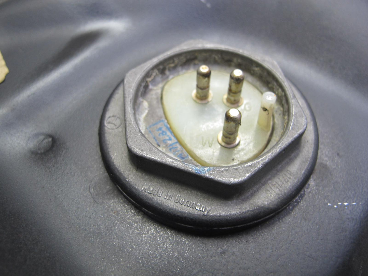 82-85 Mercedes W123 300D Diesel Sedan Fuel Tank Unit w Cap OEM