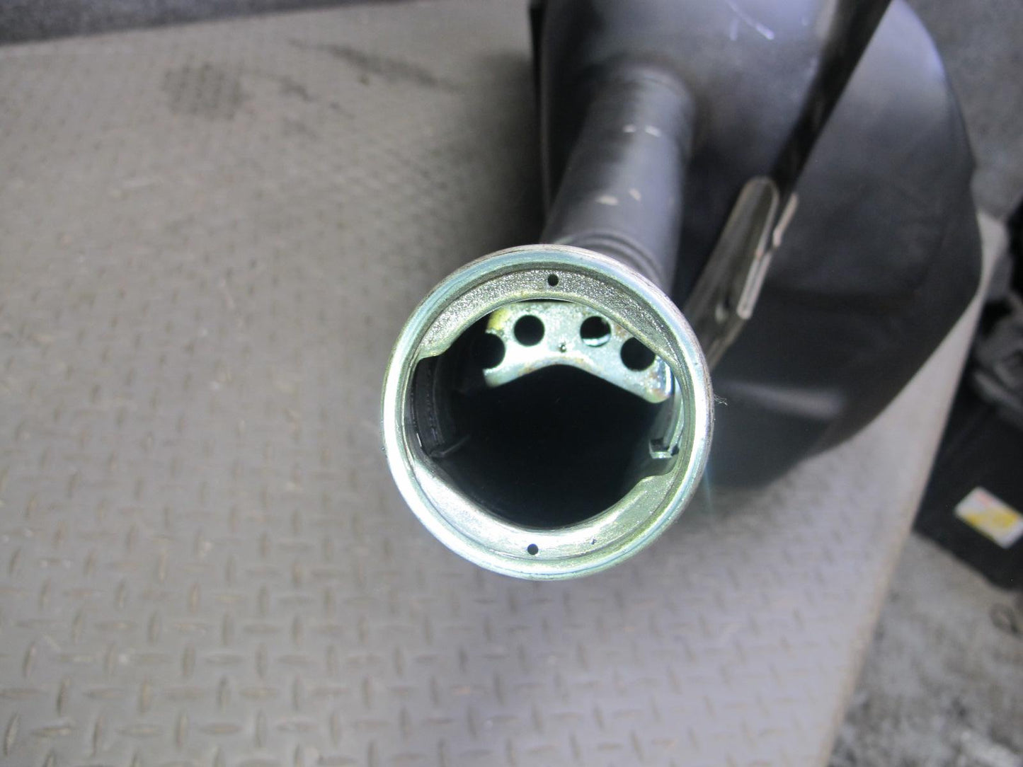 82-85 Mercedes W123 300D Diesel Sedan Fuel Tank Unit w Cap OEM