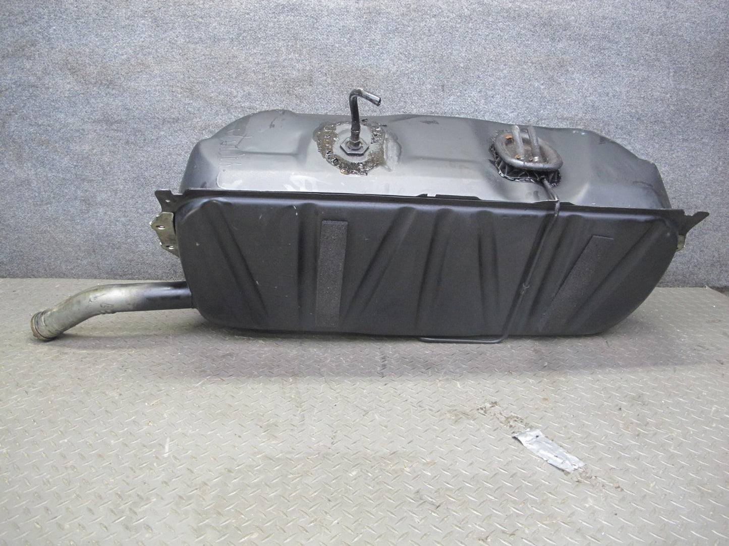 82-85 Mercedes W123 300D Diesel Sedan Fuel Tank Unit w Cap OEM