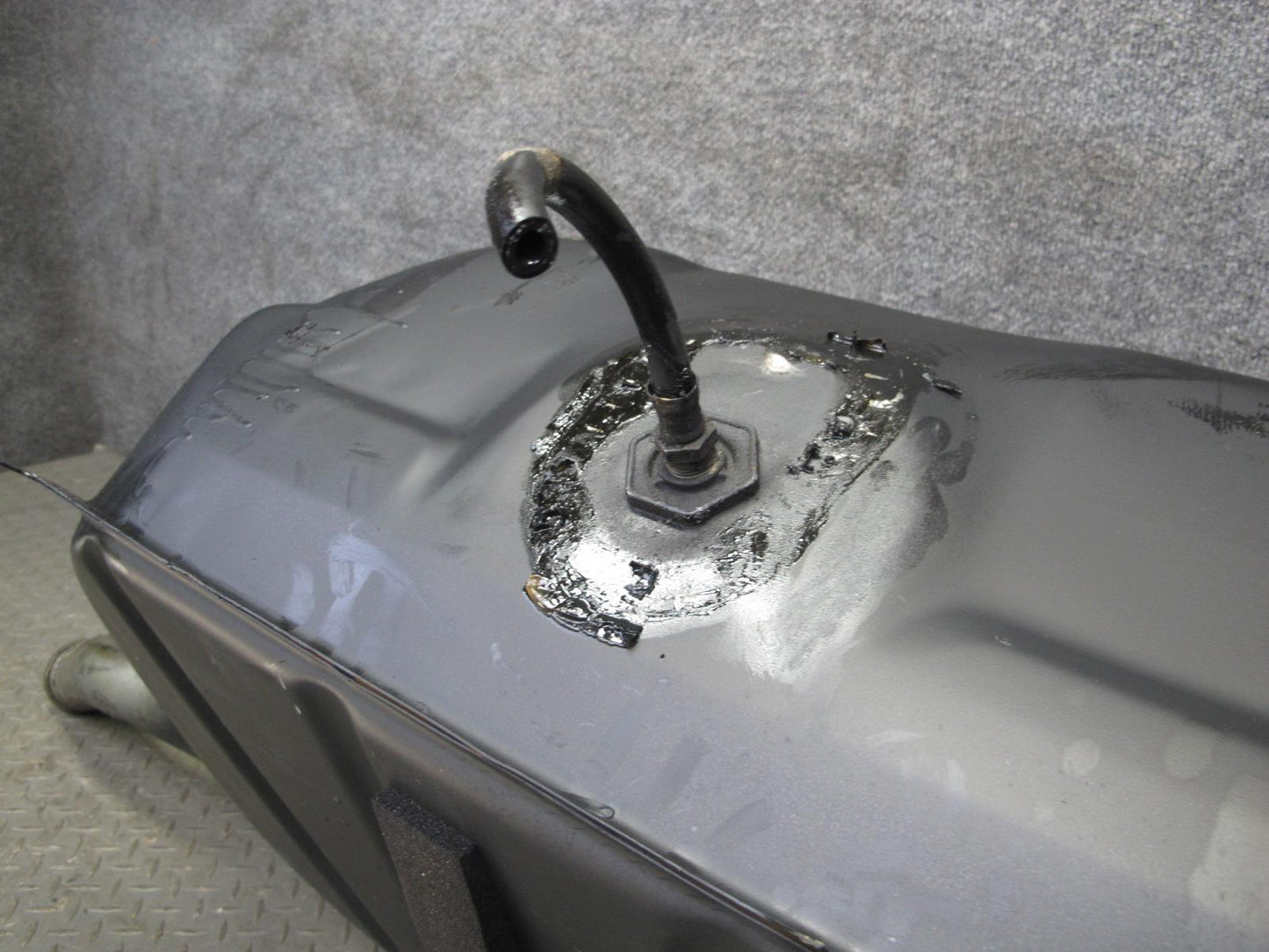 82-85 Mercedes W123 300D Diesel Sedan Fuel Tank Unit w Cap OEM