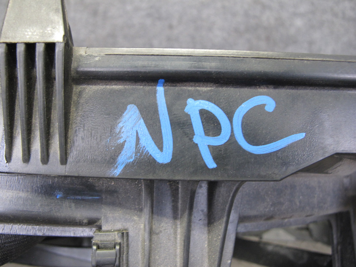 2011-2018 Porsche Cayenne S 958 4.8L Engine Cooling Fan Motor Shroud Assembly