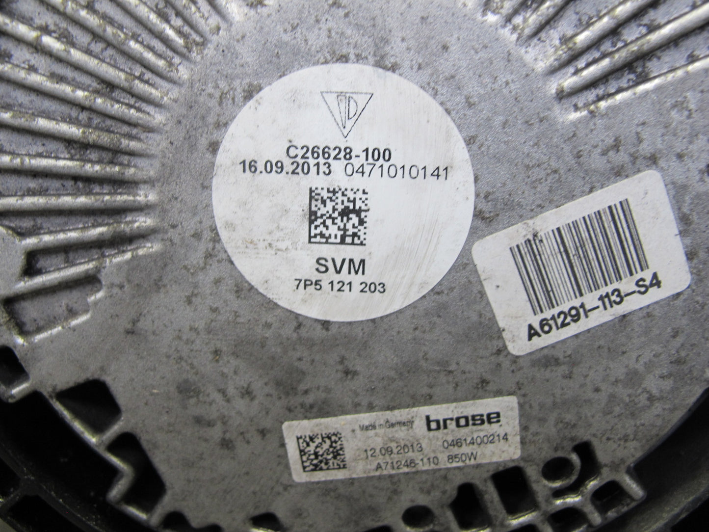 2011-2018 Porsche Cayenne S 958 4.8L Engine Cooling Fan Motor Shroud Assembly