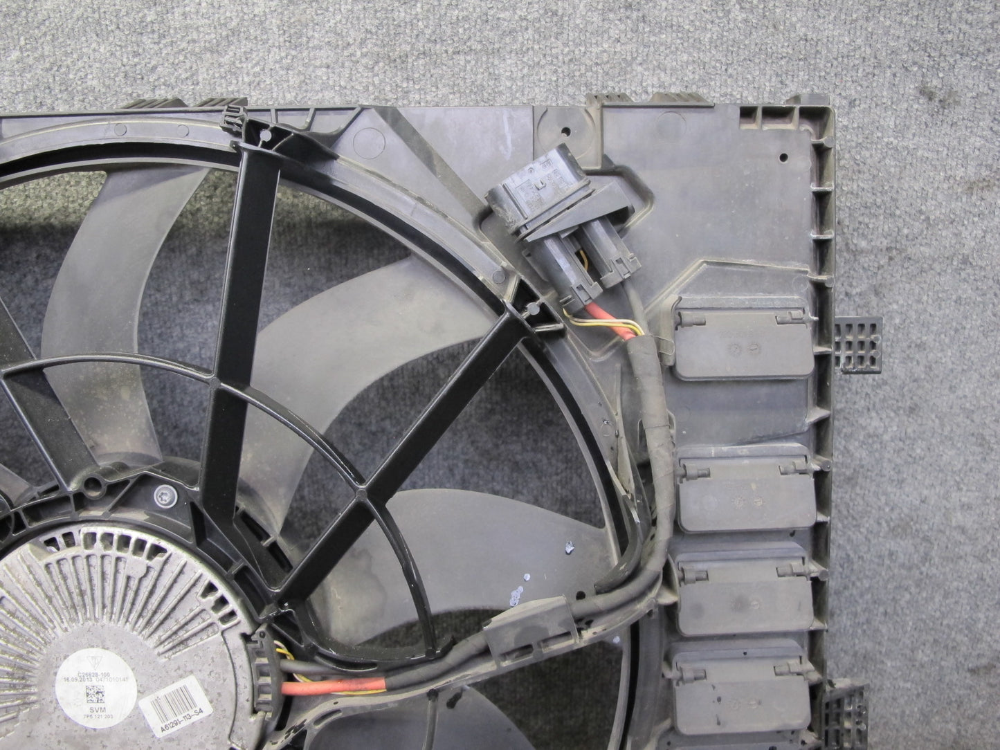 2011-2018 Porsche Cayenne S 958 4.8L Engine Cooling Fan Motor Shroud Assembly