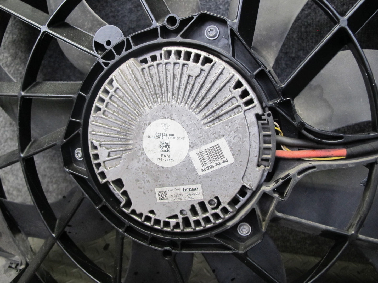 2011-2018 Porsche Cayenne S 958 4.8L Engine Cooling Fan Motor Shroud Assembly