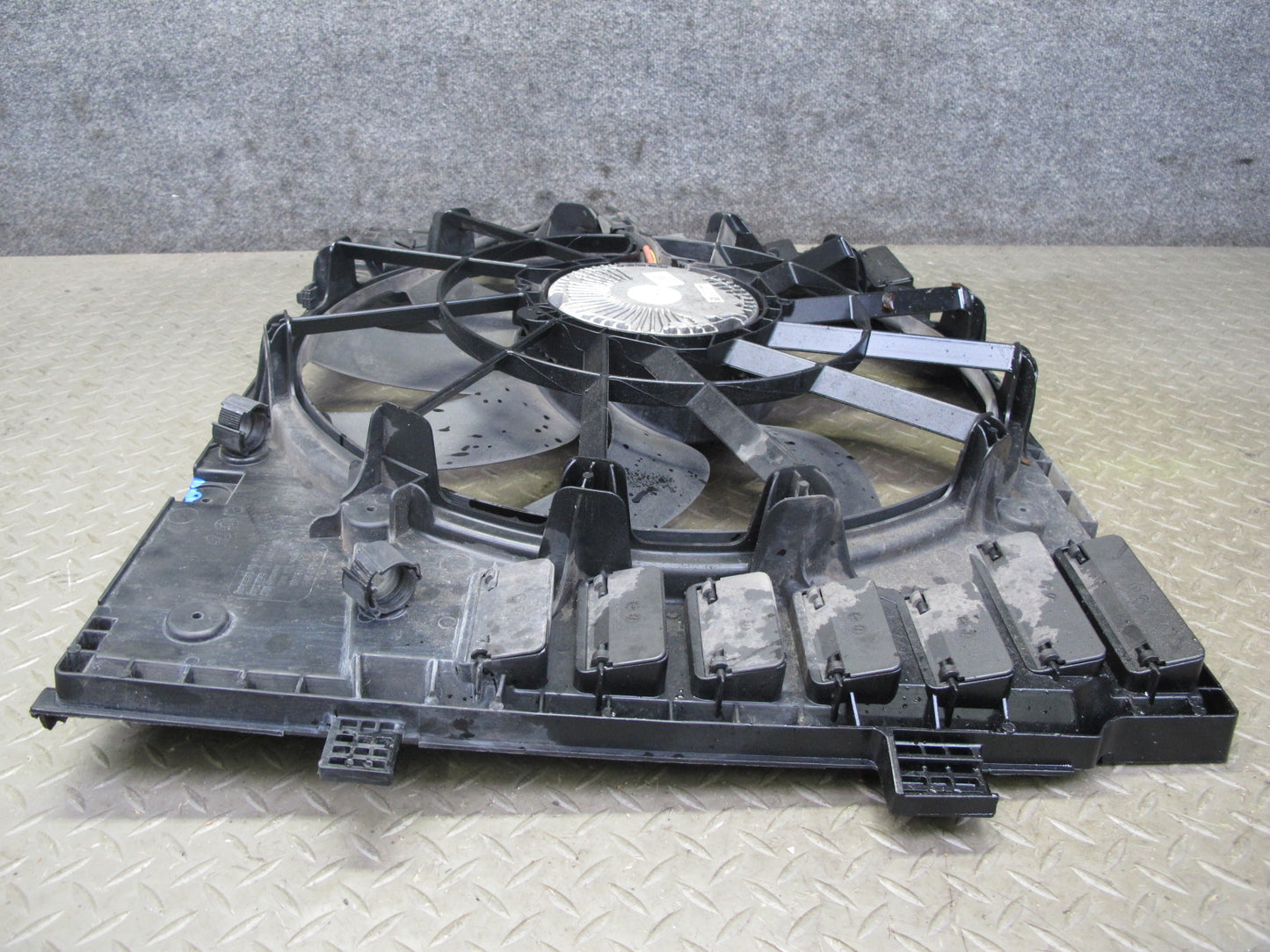 2011-2018 Porsche Cayenne S 958 4.8L Engine Cooling Fan Motor Shroud Assembly