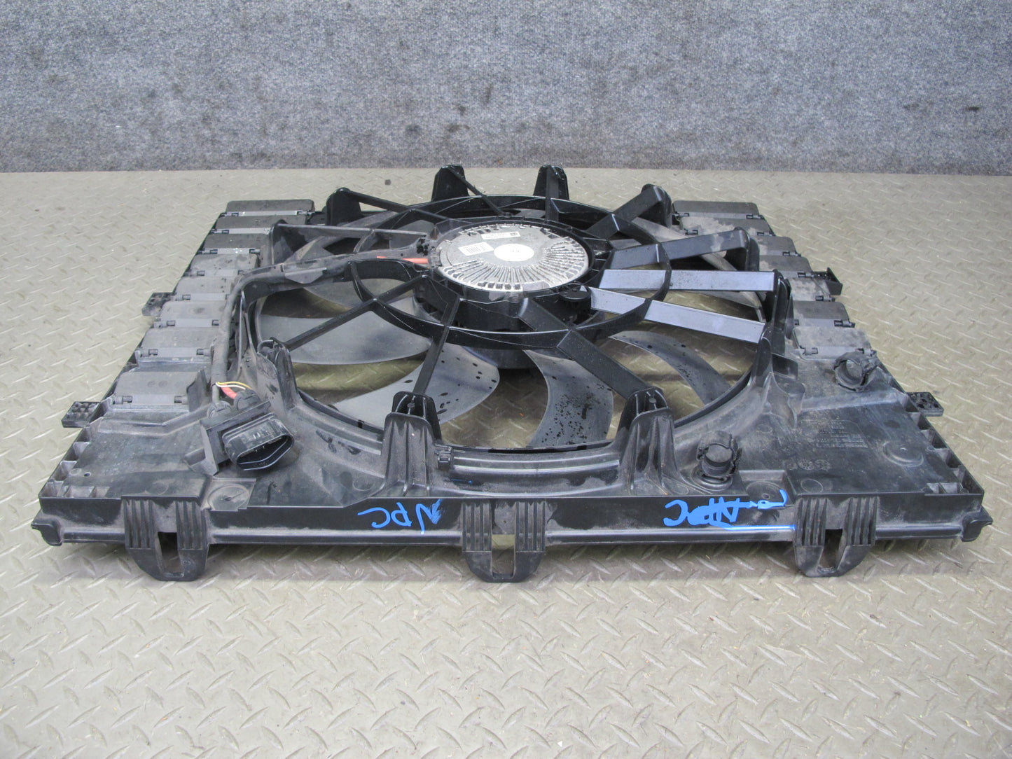 2011-2018 Porsche Cayenne S 958 4.8L Engine Cooling Fan Motor Shroud Assembly