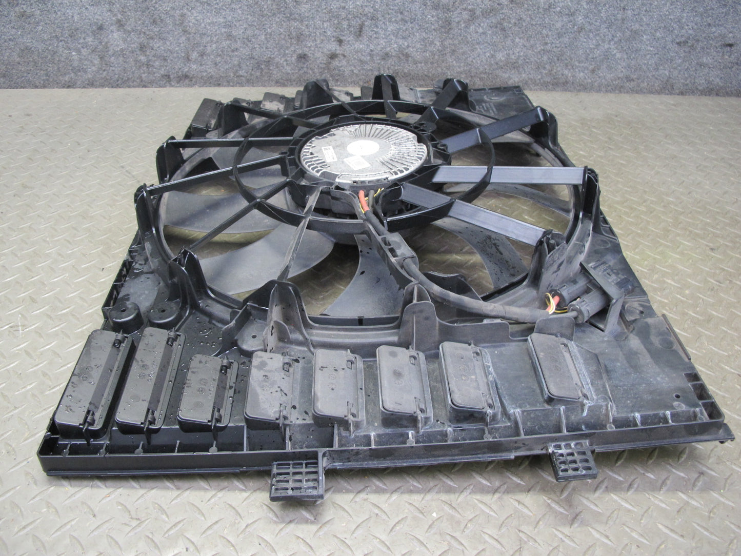 2011-2018 Porsche Cayenne S 958 4.8L Engine Cooling Fan Motor Shroud Assembly