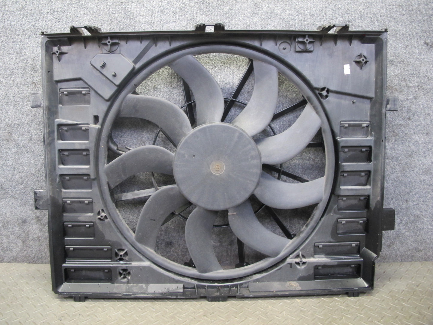 2011-2018 Porsche Cayenne S 958 4.8L Engine Cooling Fan Motor Shroud Assembly