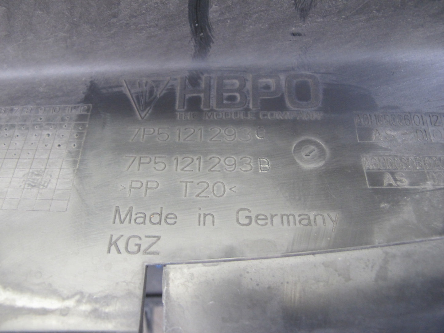 2011-2014 Porsche Cayenne S 958 Engine Radiator Plastic Air Intake Duct