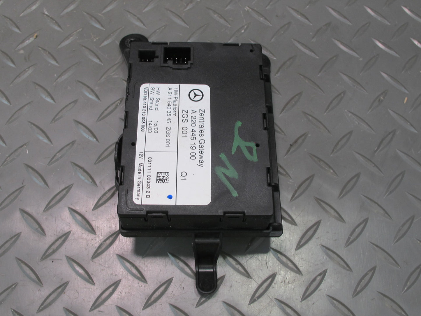 03-06 Mercedes R230 Sl-class Gateway Control Module 2204451900 OEM