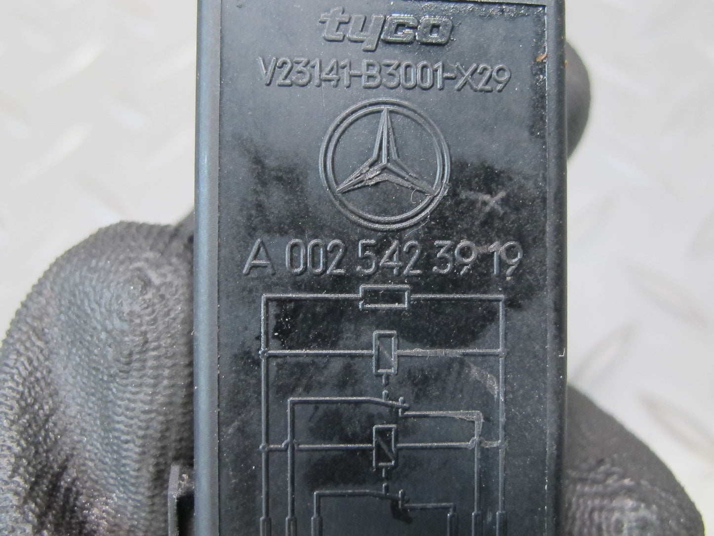 03-08 Mercedes R230 Sl-class Trunk Lid Boot Transmitter Relay 0025423919 OEM