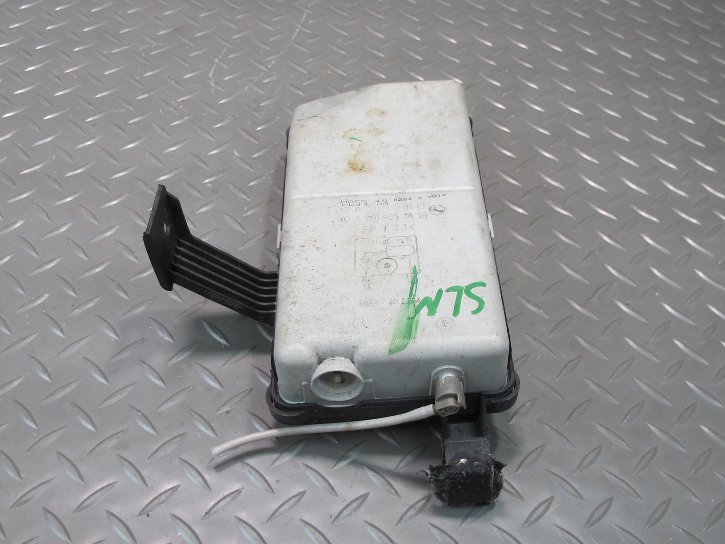 03-06 Mercedes R230 Sl-class Seat Vacuum Pump Reservoir Tank 2208050119 OEM