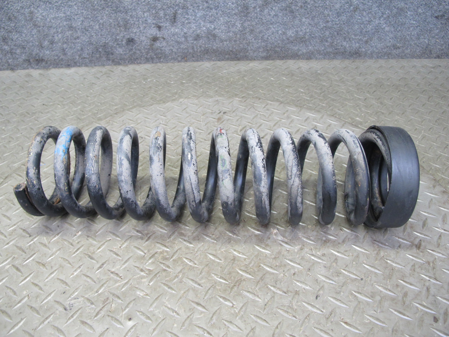 77-85 Mercedes W123 300D Set of 2 Front Left & Right Suspension Coil Spring OEM