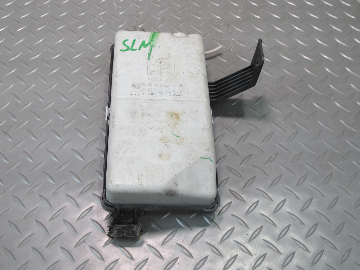 03-06 Mercedes R230 Sl-class Seat Vacuum Pump Reservoir Tank 2208050119 OEM