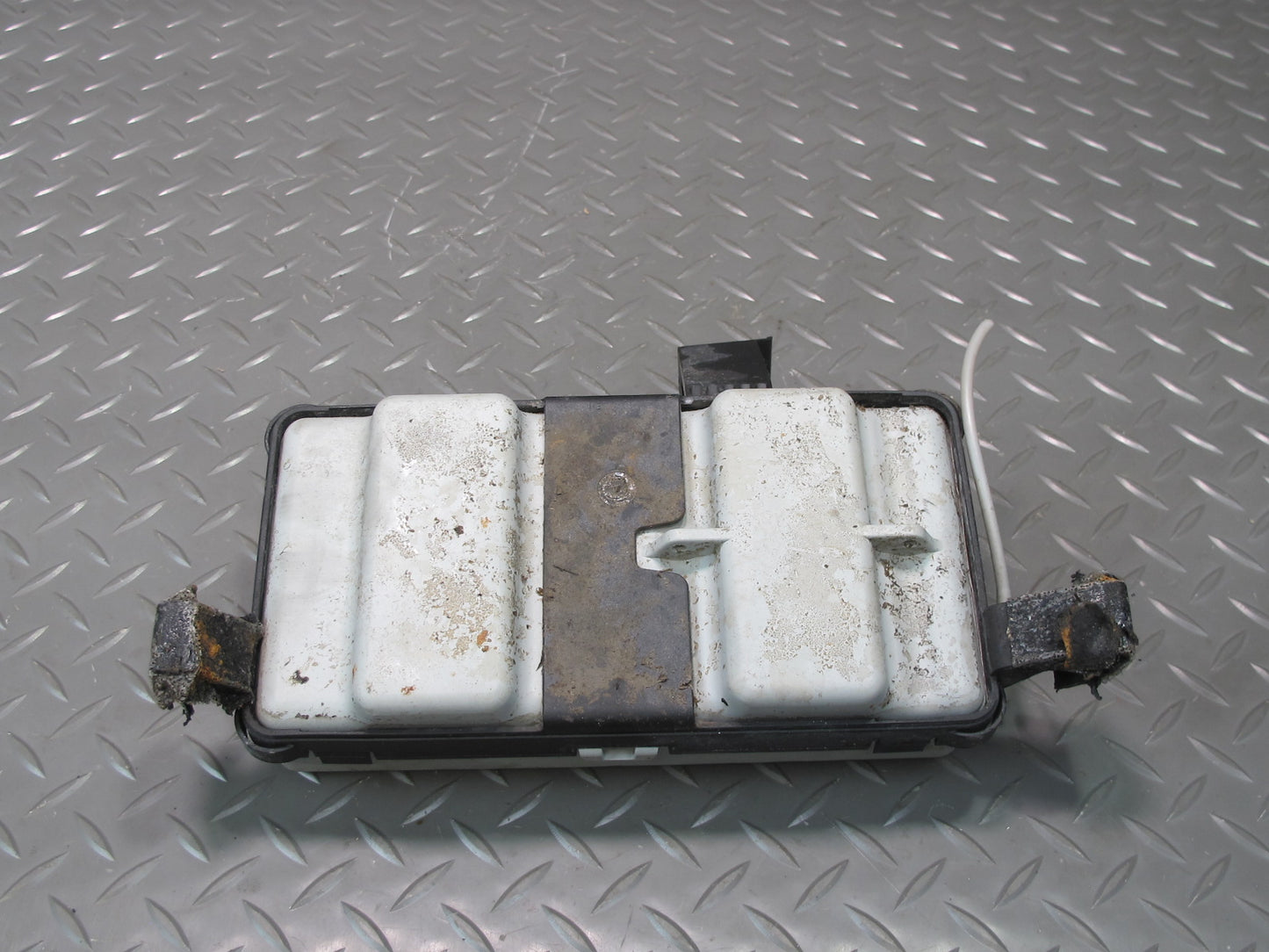 03-06 Mercedes R230 Sl-class Seat Vacuum Pump Reservoir Tank 2208050119 OEM