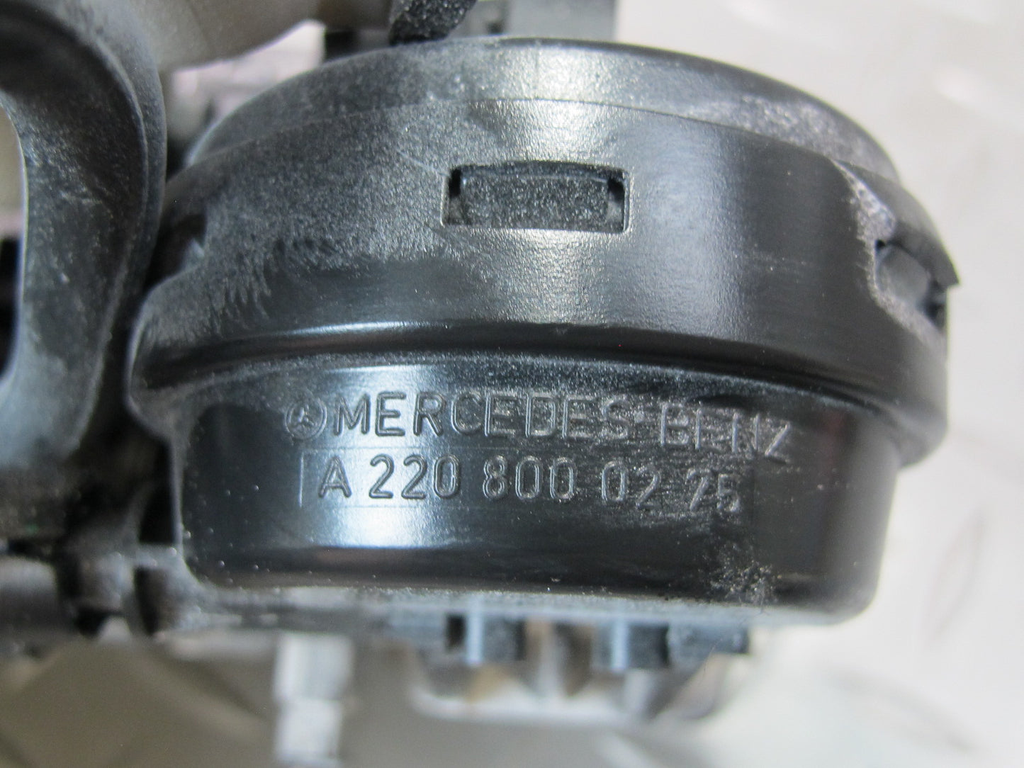 03-06 Mercedes R230 Sl-class Trunk Lid Lock Latch Vacuum Actuator 2208000275 OEM