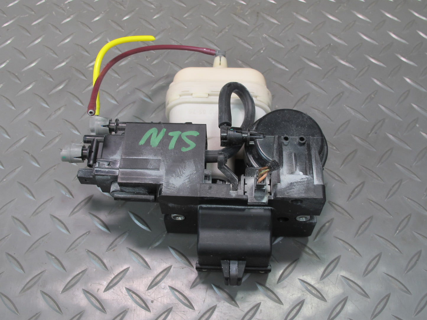 03-06 Mercedes R230 Sl-class Trunk Lid Lock Latch Vacuum Actuator 2208000275 OEM