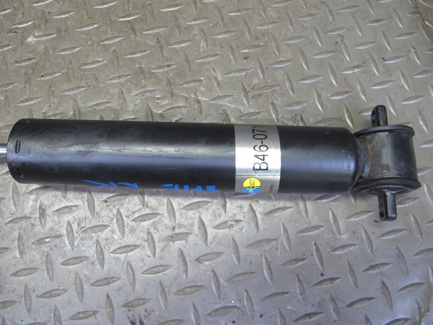 75-85 Mercedes W123 300D Sedan Rear Left Right Strut Shock Absorber Set Bilstein