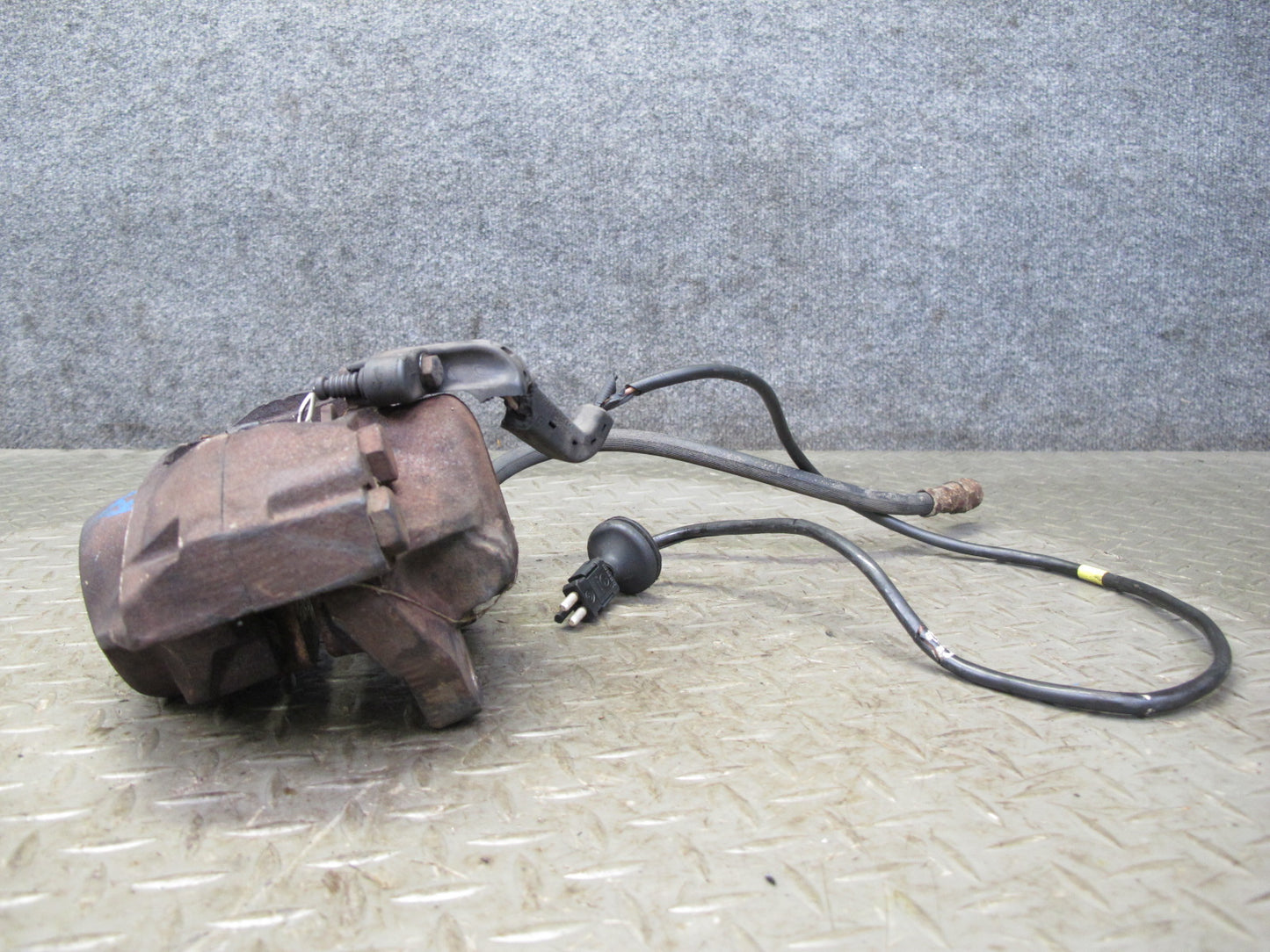 77-85 Mercedes W123 300D Set of 2 Front Left & Right Brake Caliper OEM