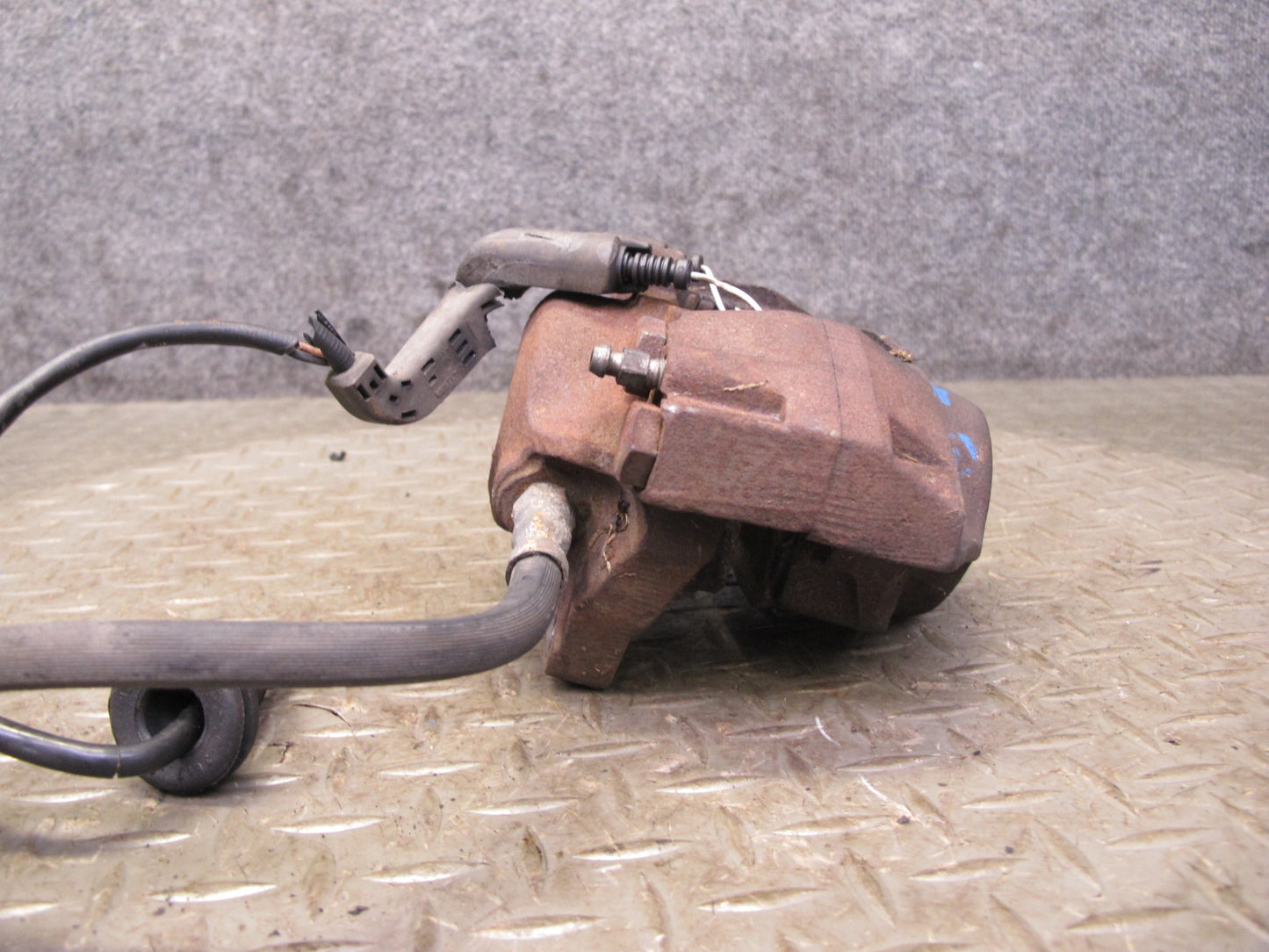 77-85 Mercedes W123 300D Set of 2 Front Left & Right Brake Caliper OEM