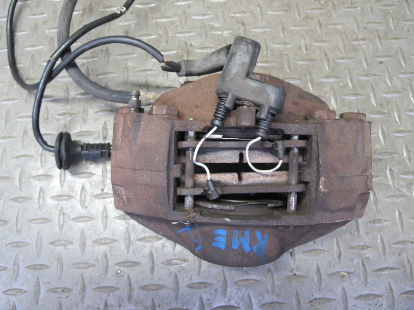 77-85 Mercedes W123 300D Set of 2 Front Left & Right Brake Caliper OEM