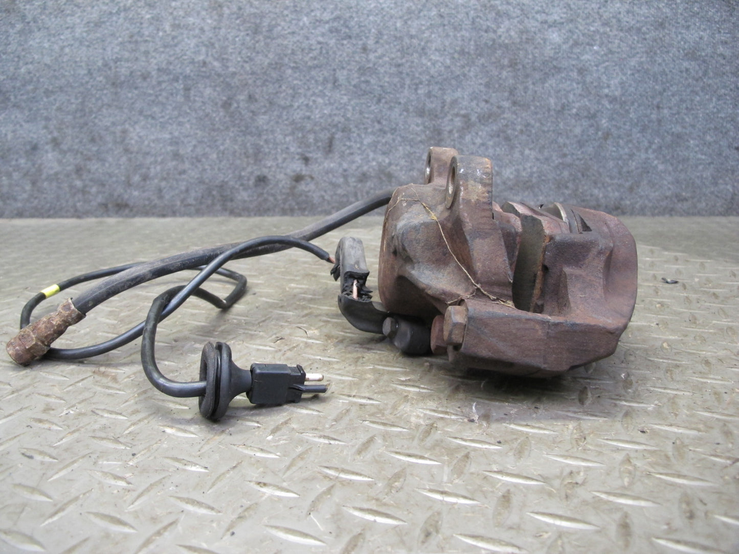 77-85 Mercedes W123 300D Set of 2 Front Left & Right Brake Caliper OEM
