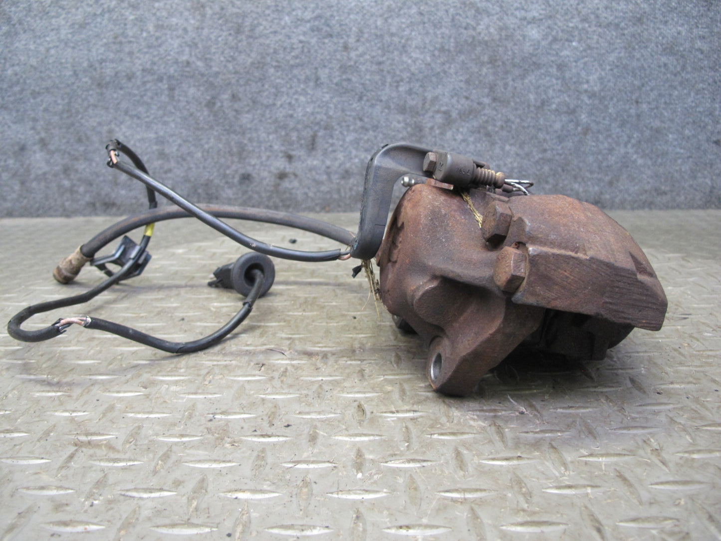 77-85 Mercedes W123 300D Set of 2 Front Left & Right Brake Caliper OEM